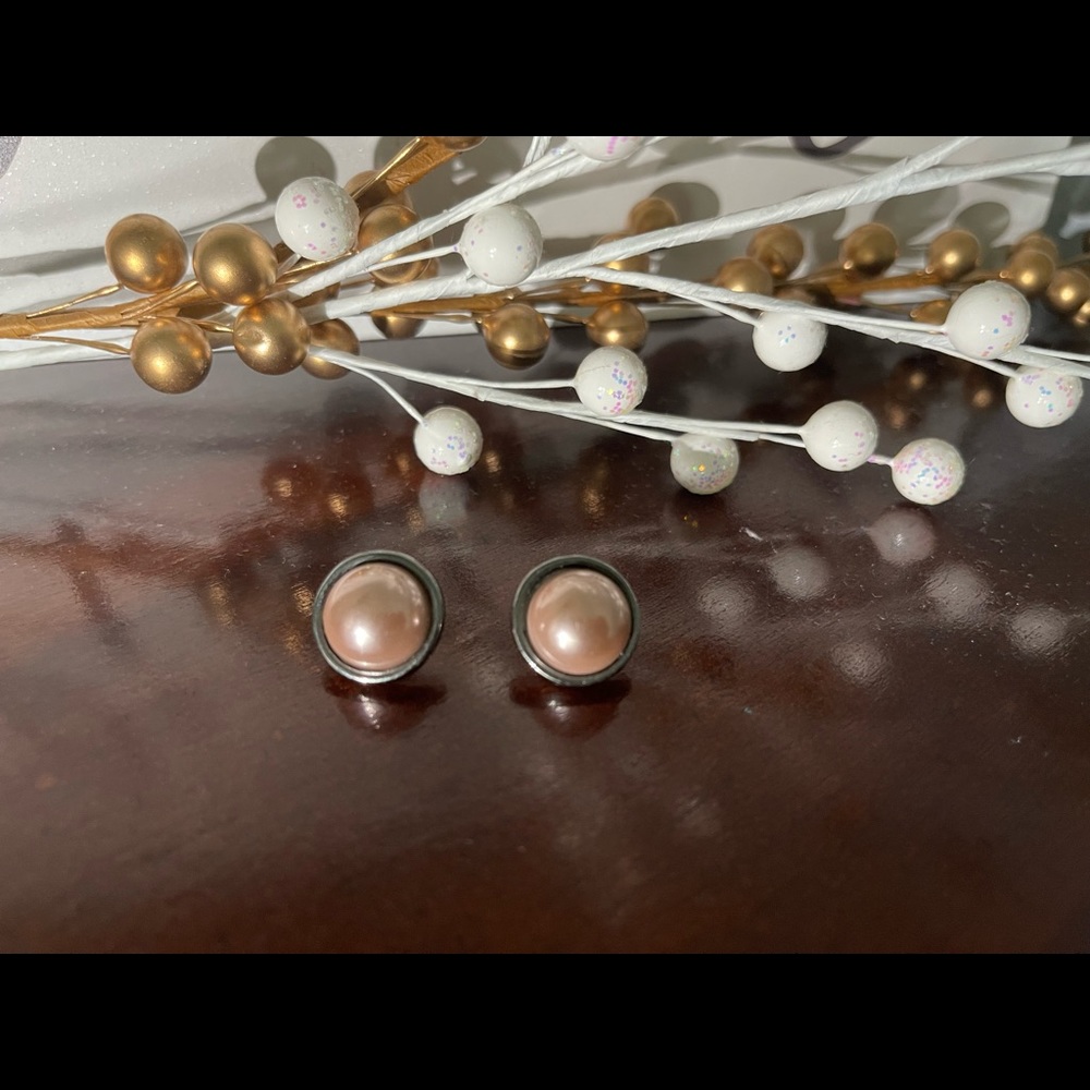 Round Peachy Lavender & Gun Metal Pearl Studs